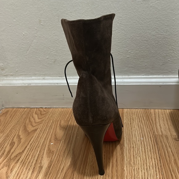 CHRISTIAN LOUBOUTIN brown suede boots. Size 39.5 - Picture 3 of 6